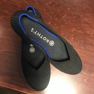 Rothys size 7 Black Honeycomb